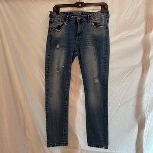 Distressed skinny jeans with stretch